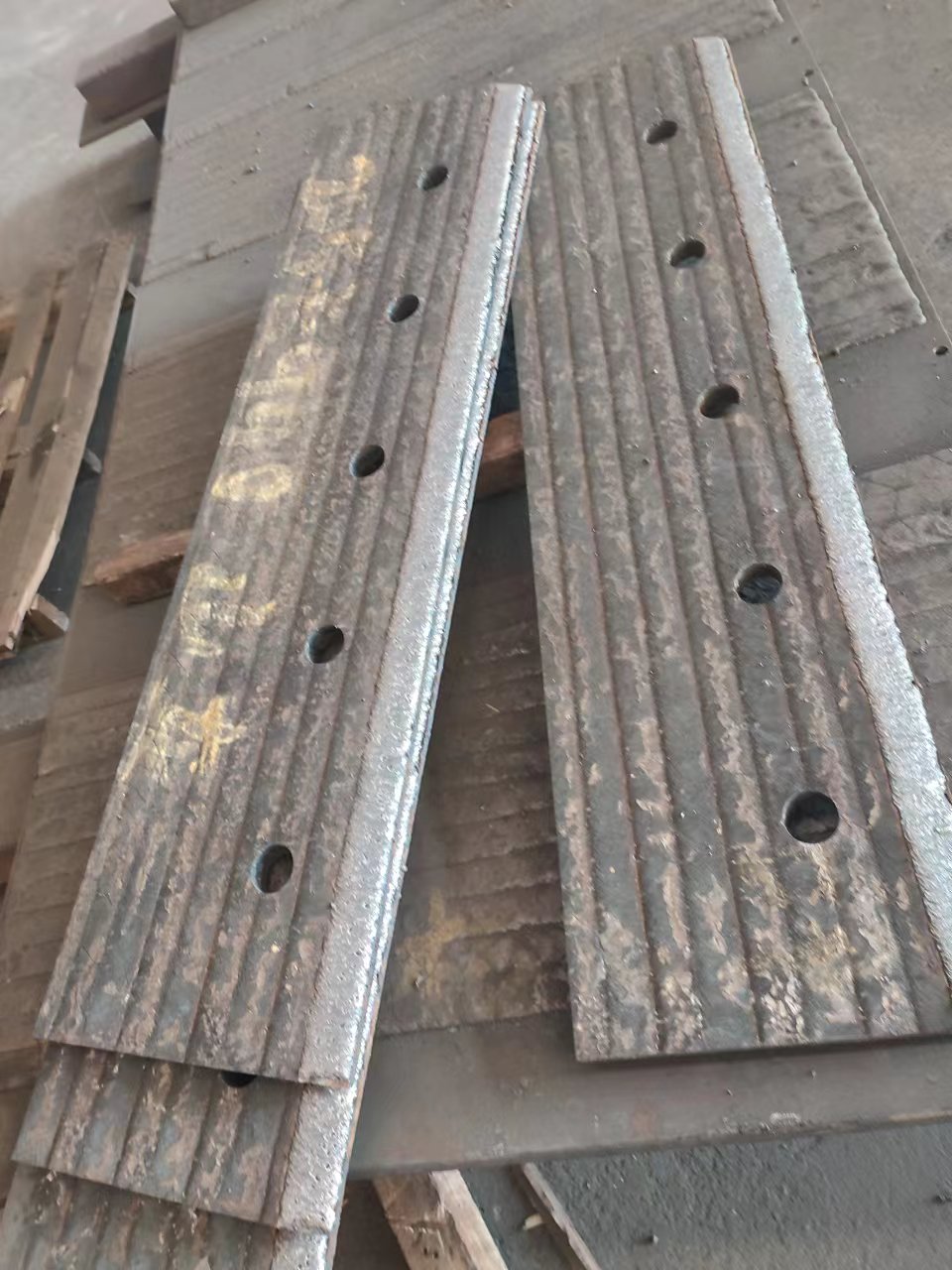 贵州挖斗机铲板耐磨板