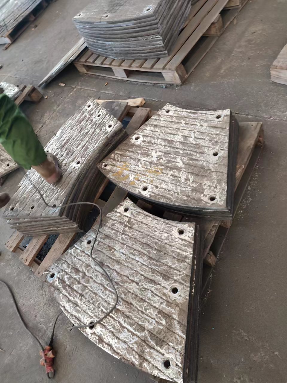 贵州高铬合金耐磨板，堆焊耐磨板