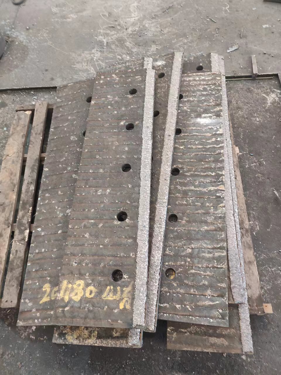 贵州挖斗机衬板挖斗机耐磨衬板堆焊耐磨板